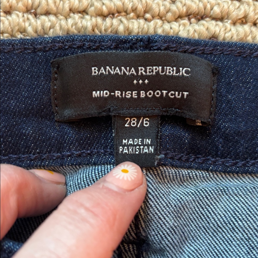 BANANA REPUBLIC MID-RISE BOOTCUT jeans.
Dark denim. Some stretch. Size 28/6 - Picture 2 of 5